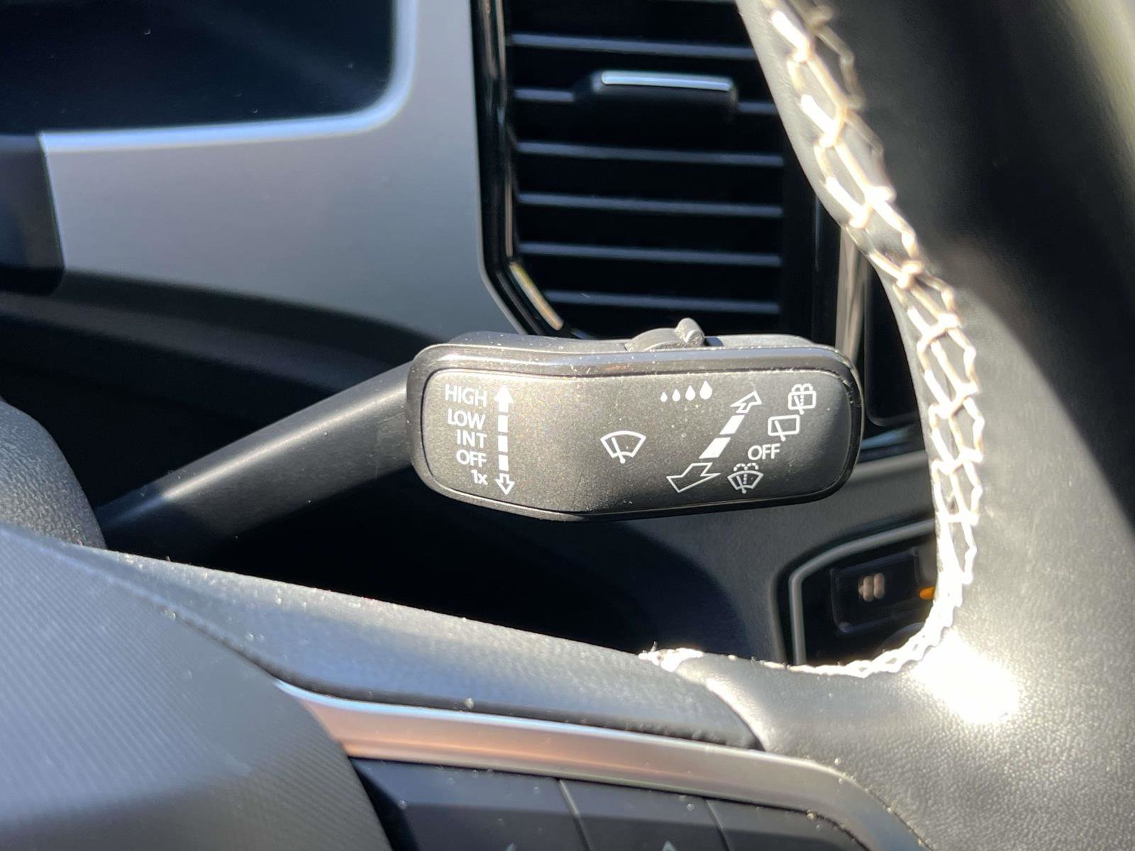 Used 2022 Volkswagen Atlas Cross Sport SE image 19