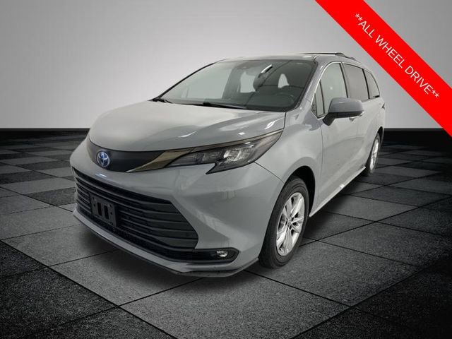 Used 2022 Toyota Sienna XLE Woodland Edition image 3