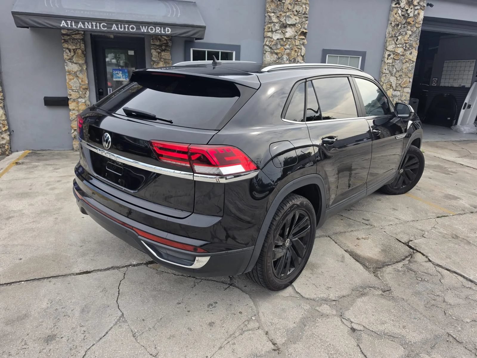 Used 2022 Volkswagen Atlas Cross Sport SE w/ Panoramic Sunroof Package FWD image 6