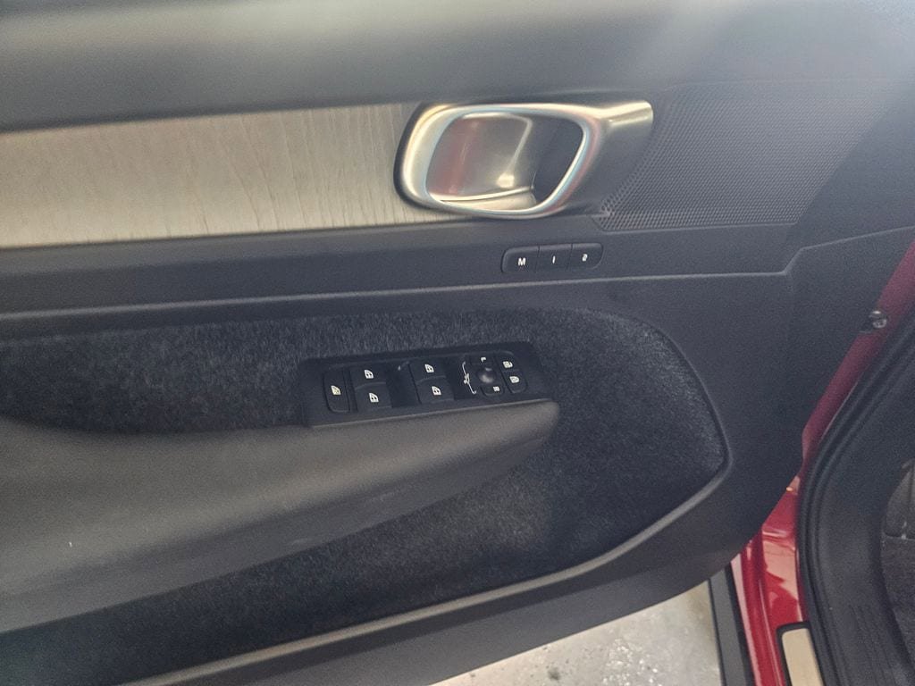 Certified 2025 Volvo XC40 B5 Plus AWD/4WD image 18