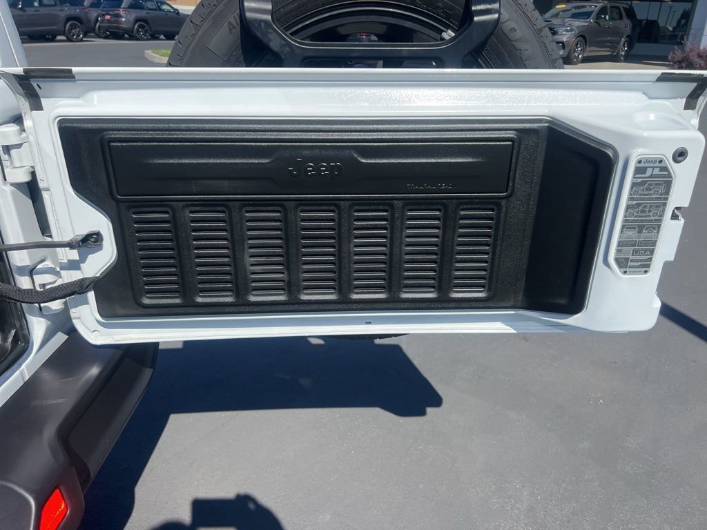 Used 2025 Jeep Wrangler Unlimited Sahara AWD/4WD image 36