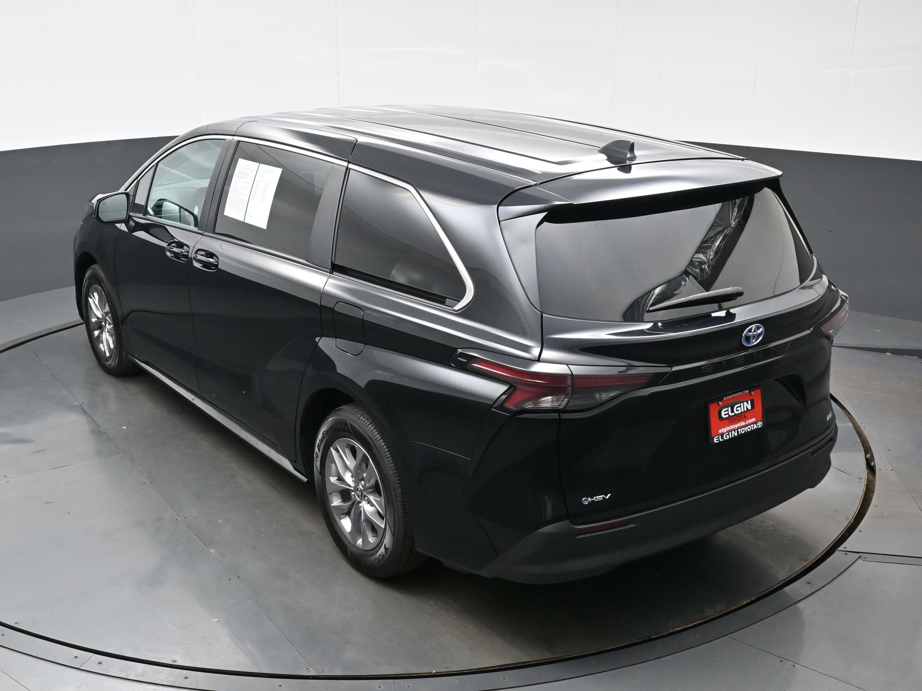 Used 2025 Toyota Sienna LE FWD image 39