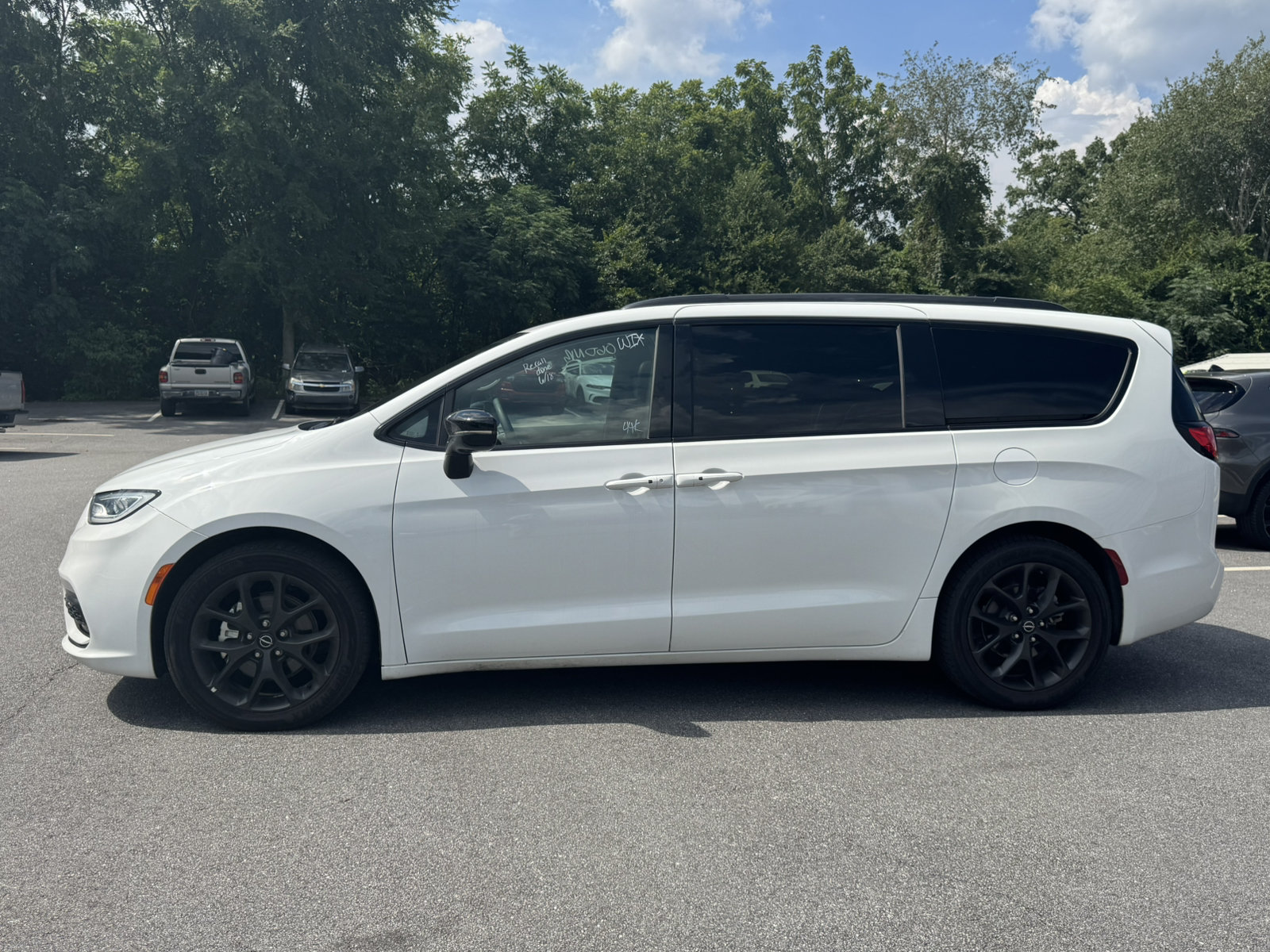 Used 2025 Chrysler Pacifica Limited FWD image 8