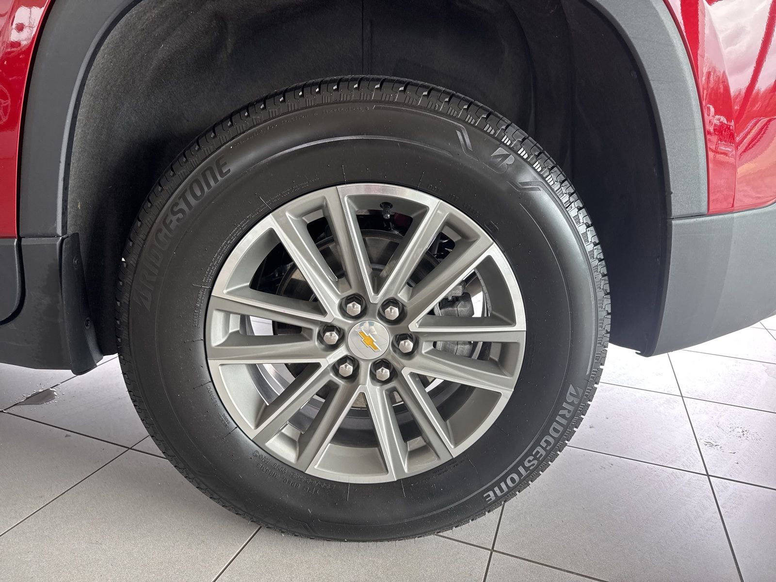 Used 2023 Chevrolet Traverse LT image 9