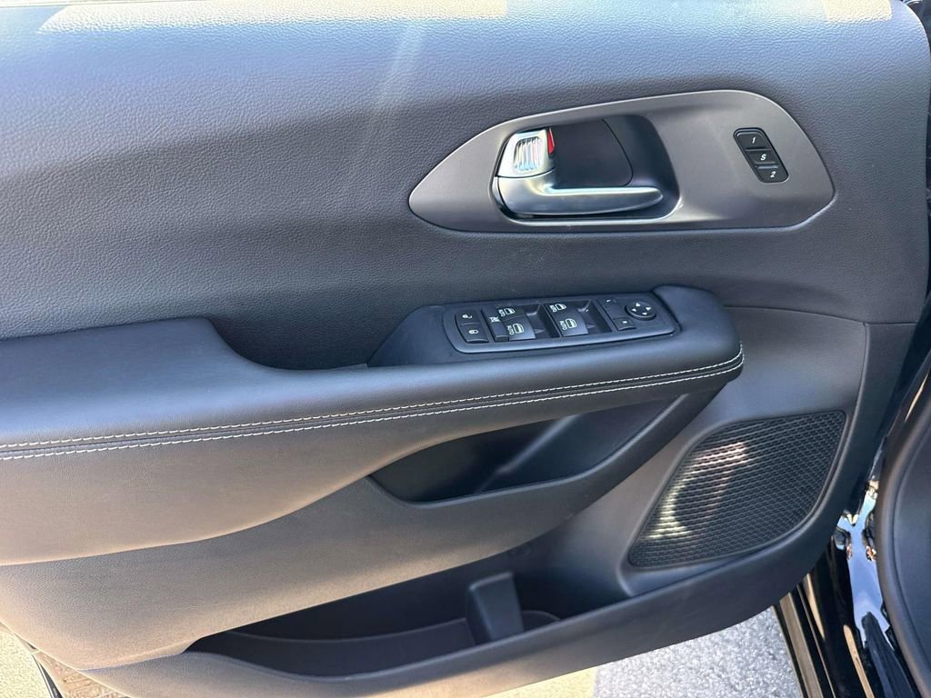 New 2026 Chrysler Pacifica Select image 19