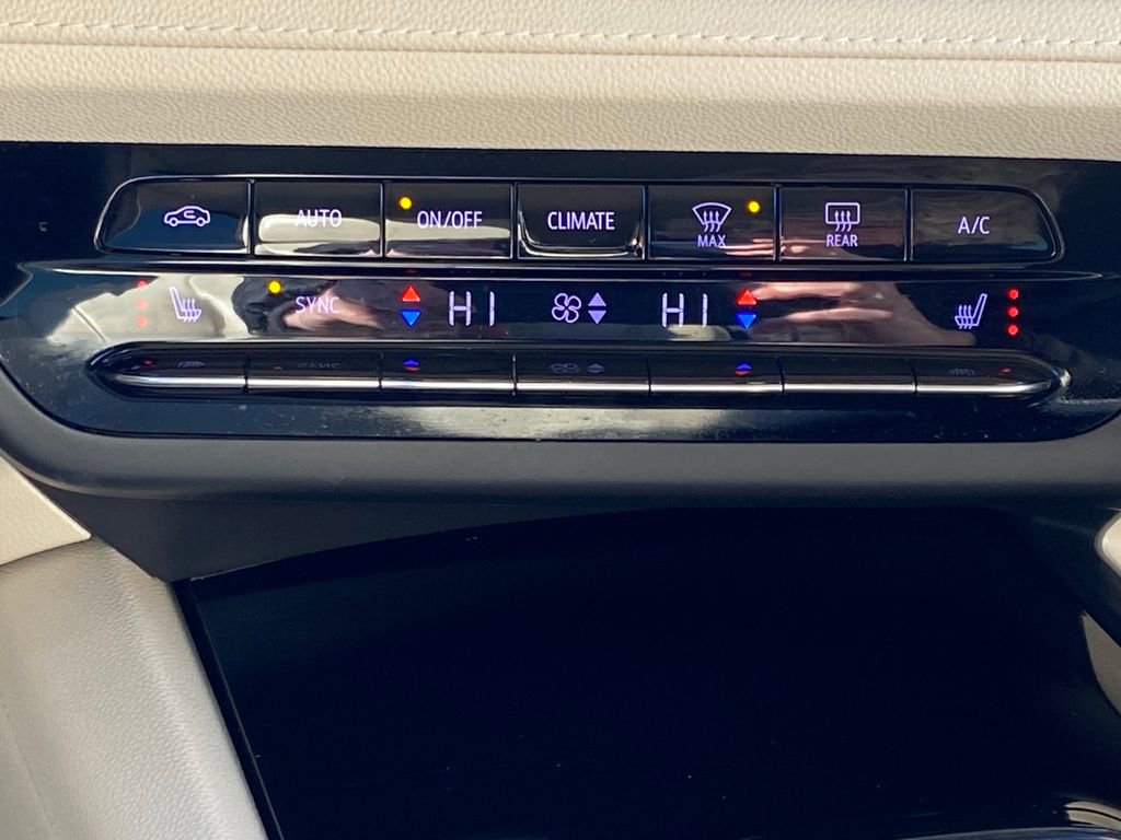 Used 2021 Buick Envision Essence AWD/4WD image 23