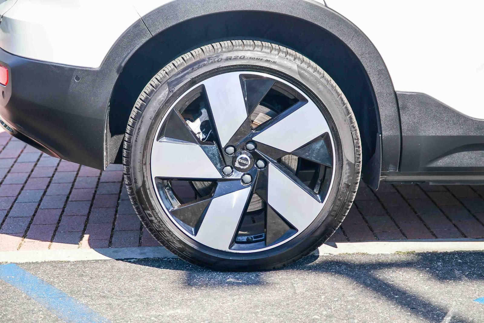 Used 2023 Volvo XC40 Recharge Plus image 10
