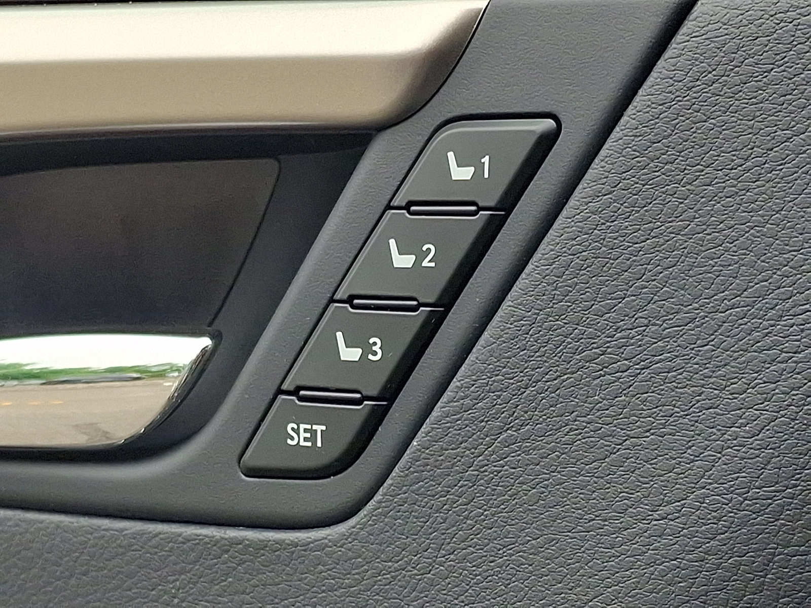 Used 2022 Lexus RX 350L Premium w/ Premium Package AWD/4WD image 26