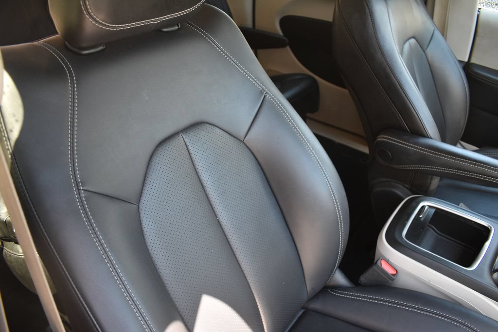 Used 2024 Chrysler Pacifica Touring-L FWD image 23