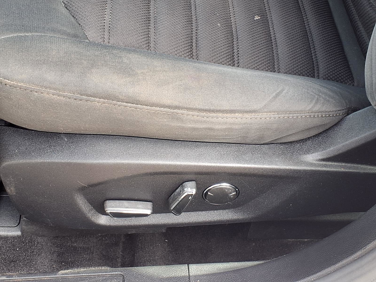 Used 2019 Ford Fusion SE image 4