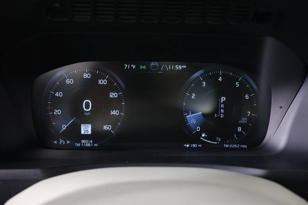 Used 2016 Volvo XC90 T6 Momentum w/ Momentum Plus Package AWD/4WD image 30