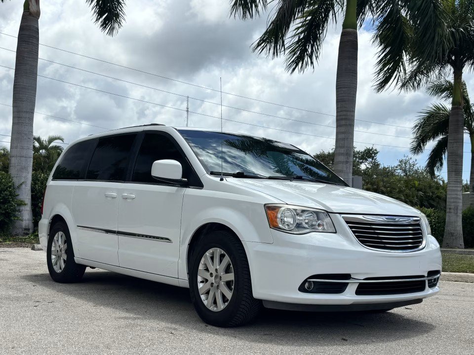 Used 2016 Chrysler Town & Country Touring FWD image 4