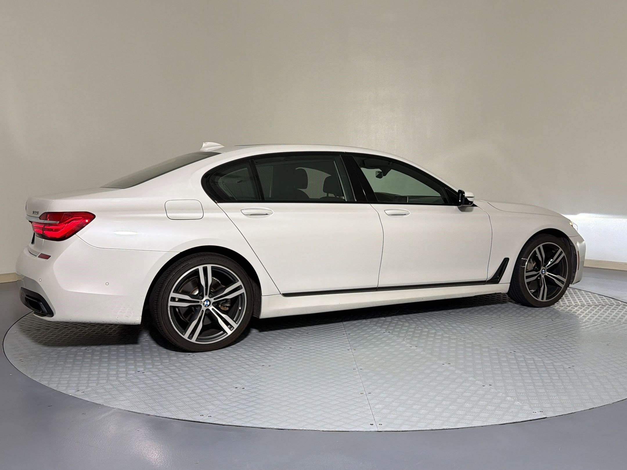 Used 2019 BMW 750i w/ Executive Package RWD image 6