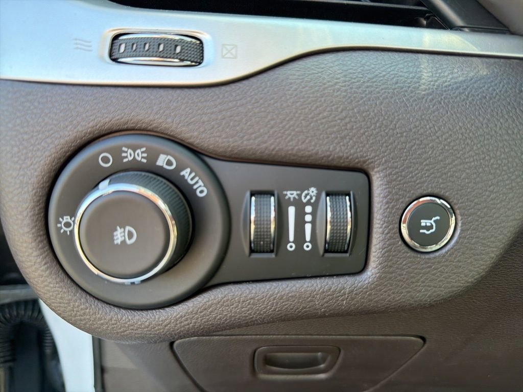 Used 2018 Jeep Cherokee Overland w/ Technology Group image 51