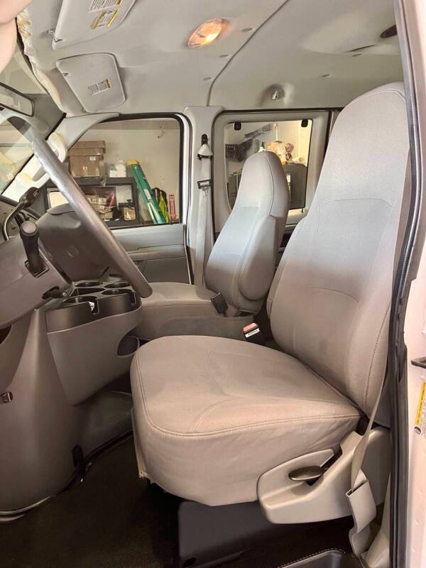 Used 2006 Ford E-350 and Econoline 350 XLT RWD image 13