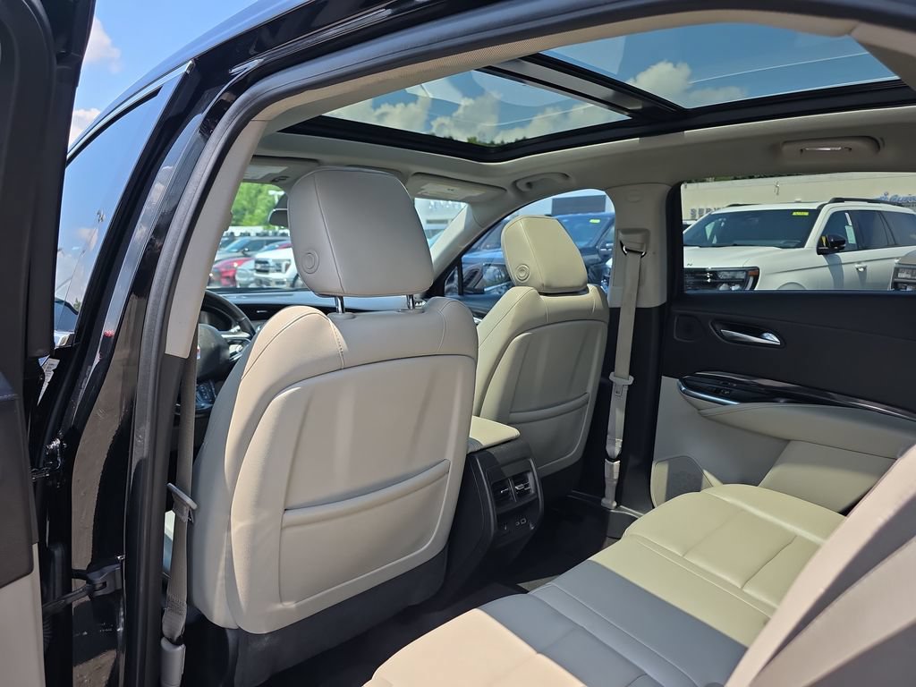 Used 2019 Cadillac XT4 Luxury w/ Cold Weather Package AWD/4WD image 17