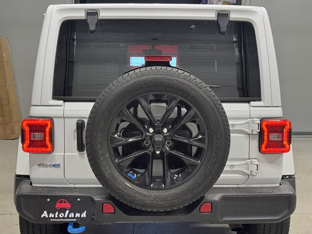 Used 2023 Jeep Wrangler Unlimited Sahara w/ Cold Weather Group AWD/4WD image 6