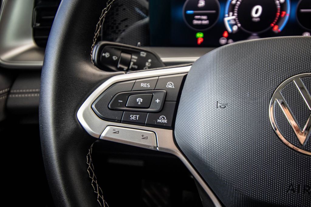 Certified 2025 Volkswagen Tiguan SE image 37