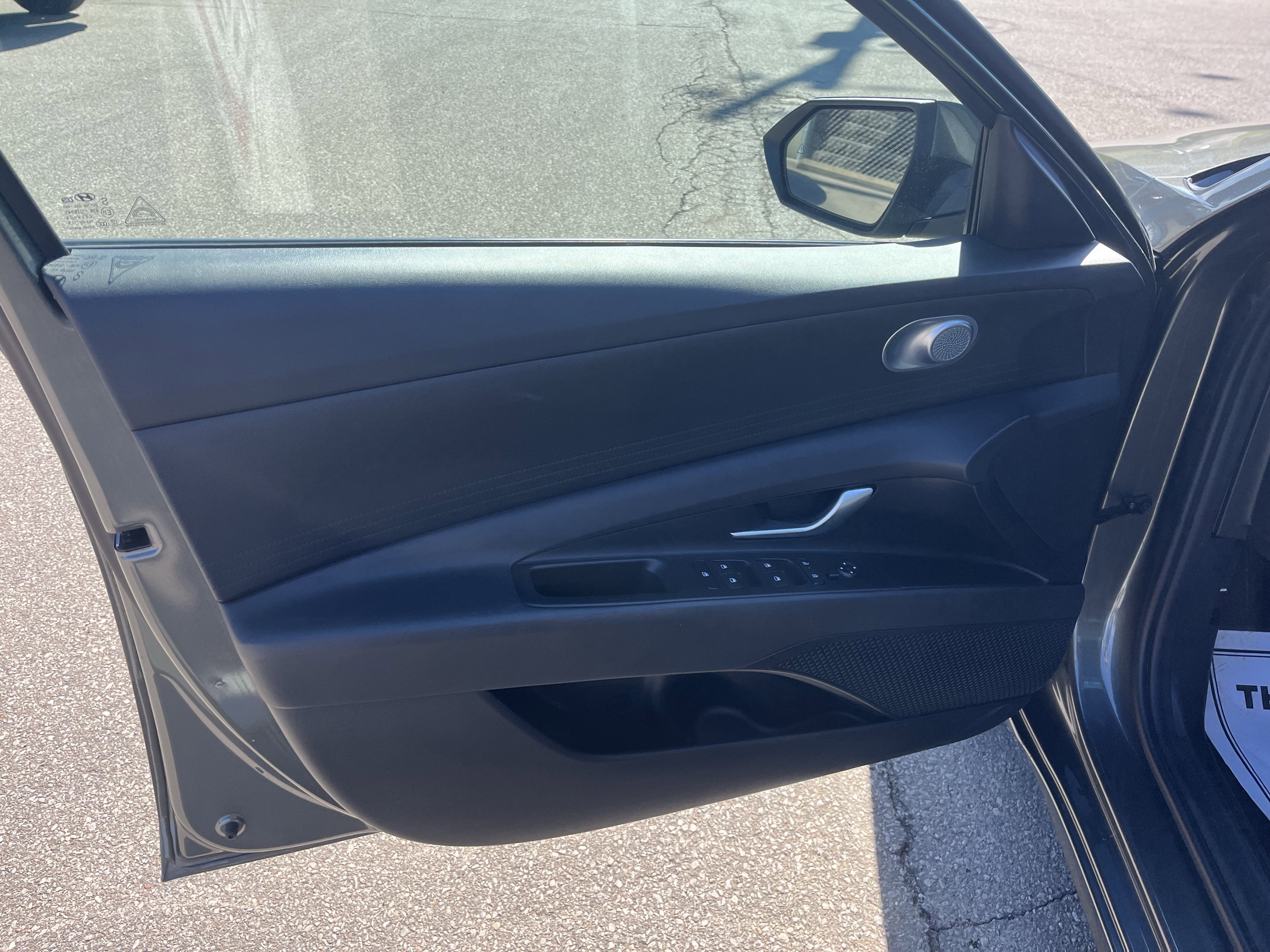 Used 2025 Hyundai Elantra SE w/ Cargo Package FWD image 10