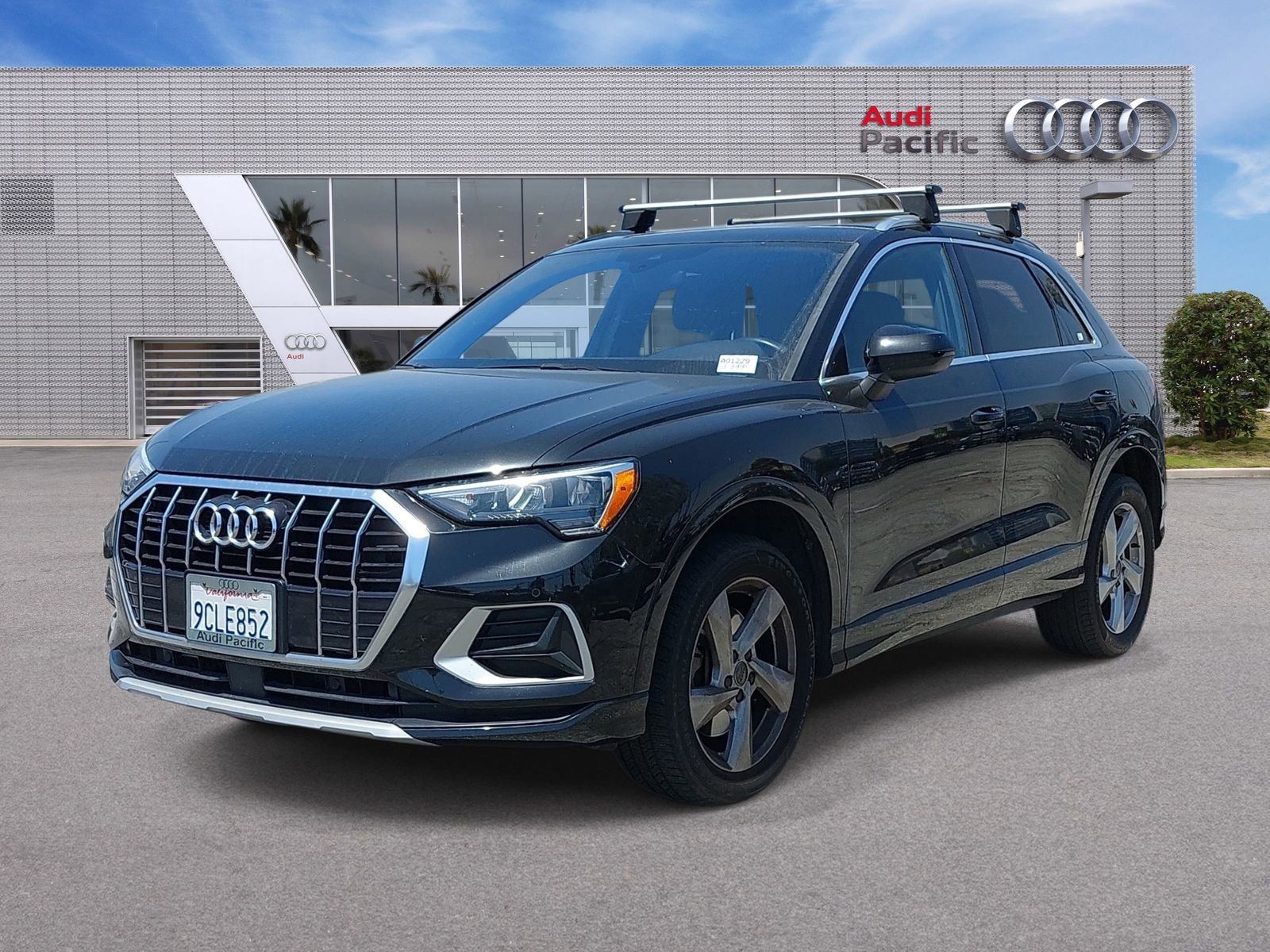 Used 2019 Audi Q3 2.0T Premium w/ Convenience Package AWD/4WD image 1