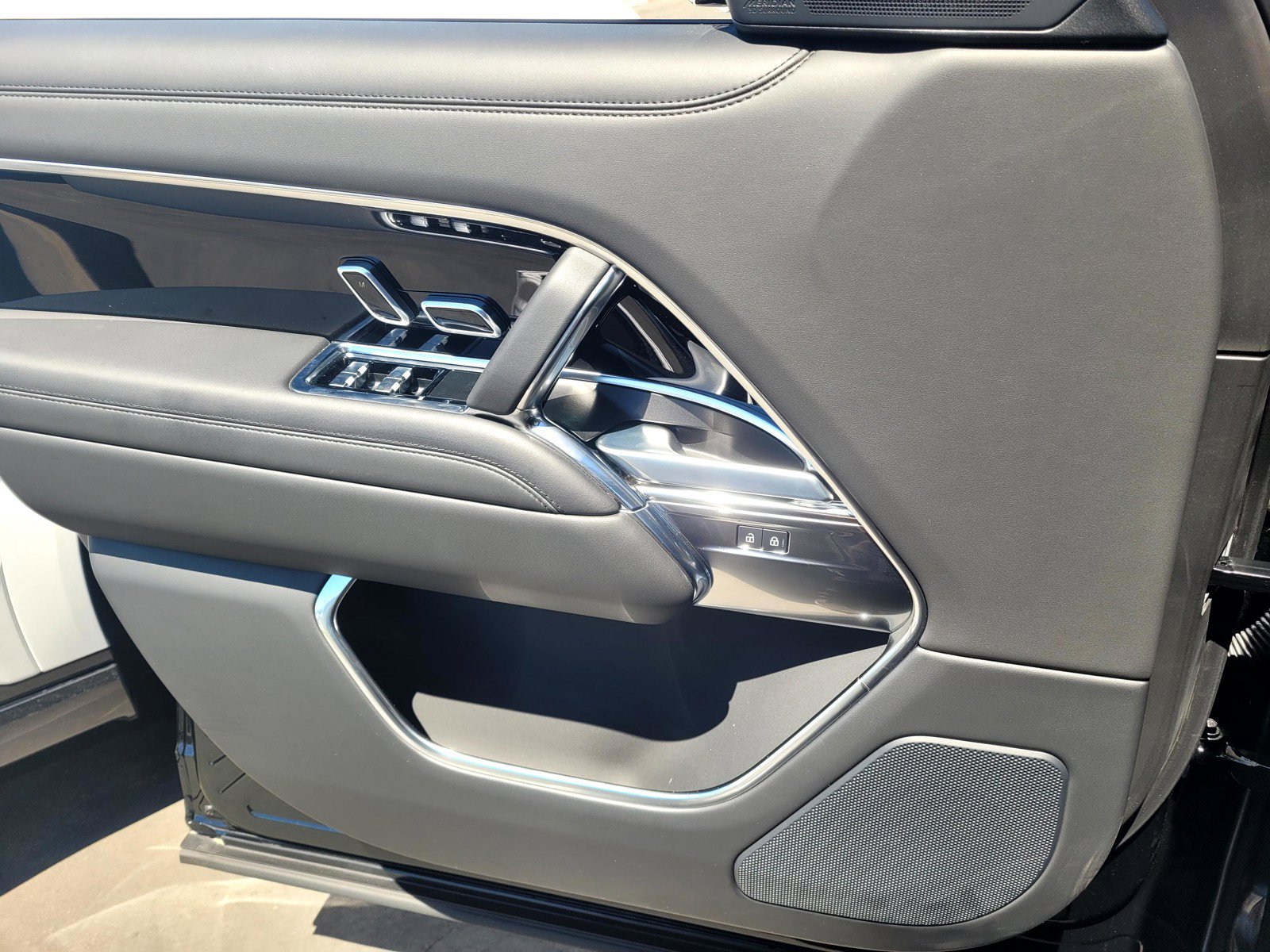 Used 2025 Land Rover Range Rover Long Wheelbase SE AWD/4WD image 18