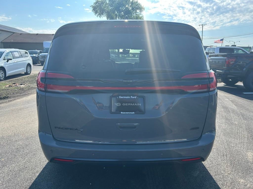 Used 2023 Chrysler Pacifica Touring-L w/ S Appearance Package AWD/4WD image 7