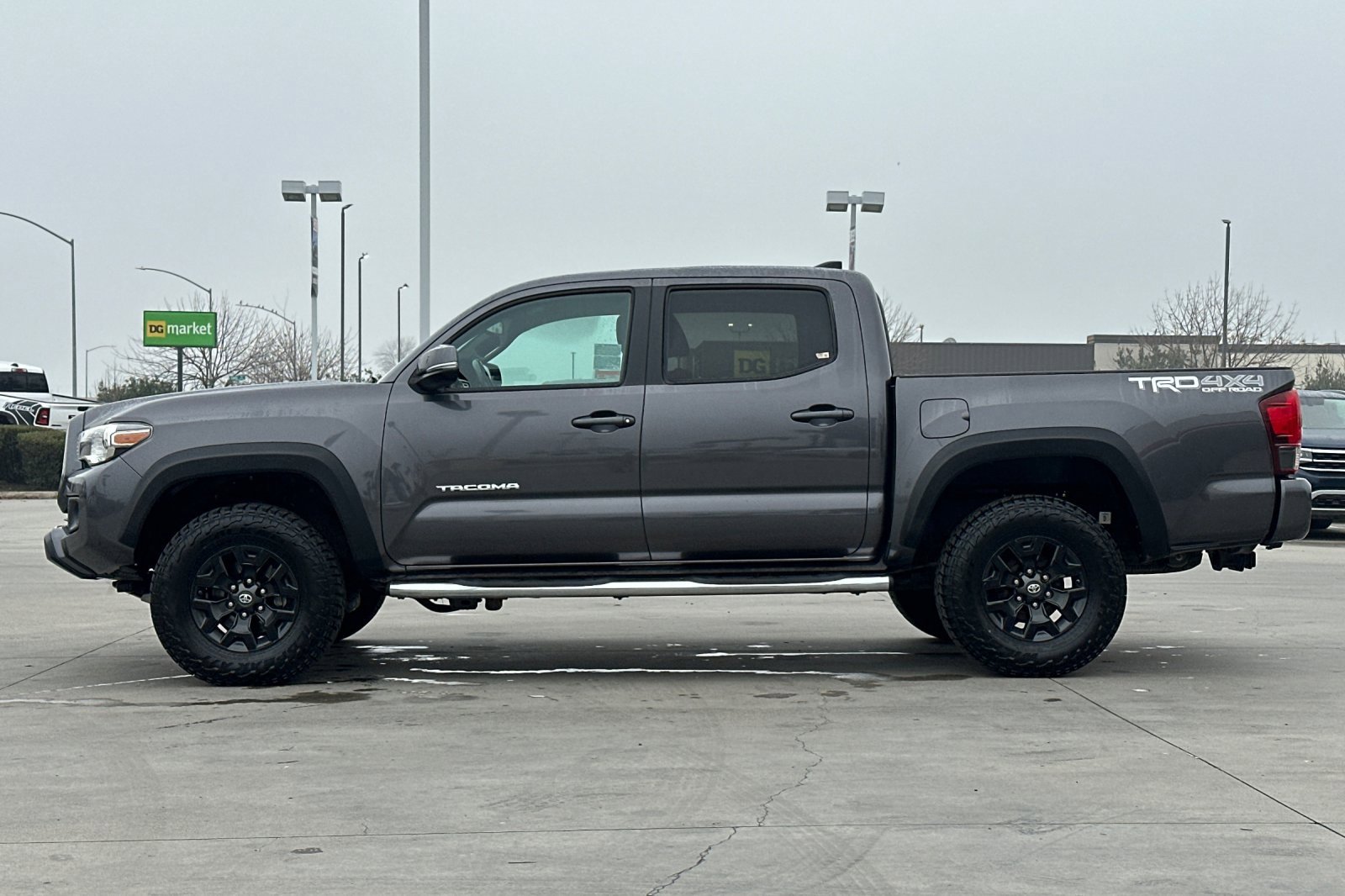 Used 2018 Toyota Tacoma SR image 3