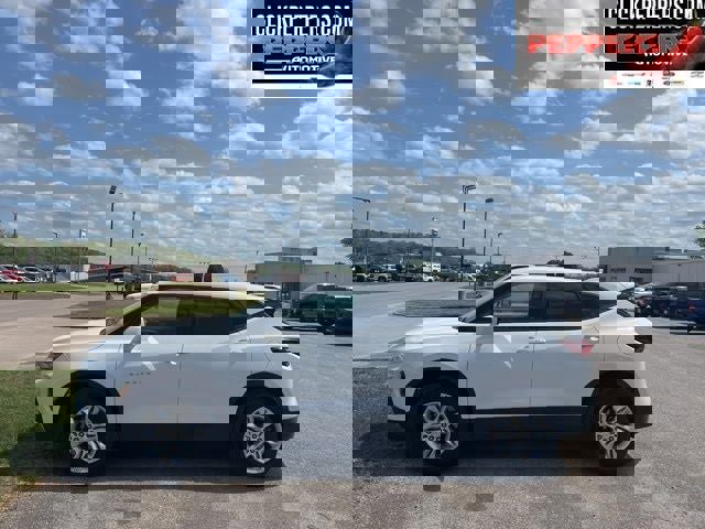 Used 2022 Chevrolet Blazer LT FWD image 2