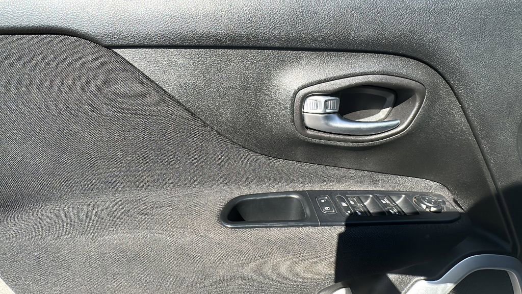 Used 2018 Jeep Renegade Latitude image 15