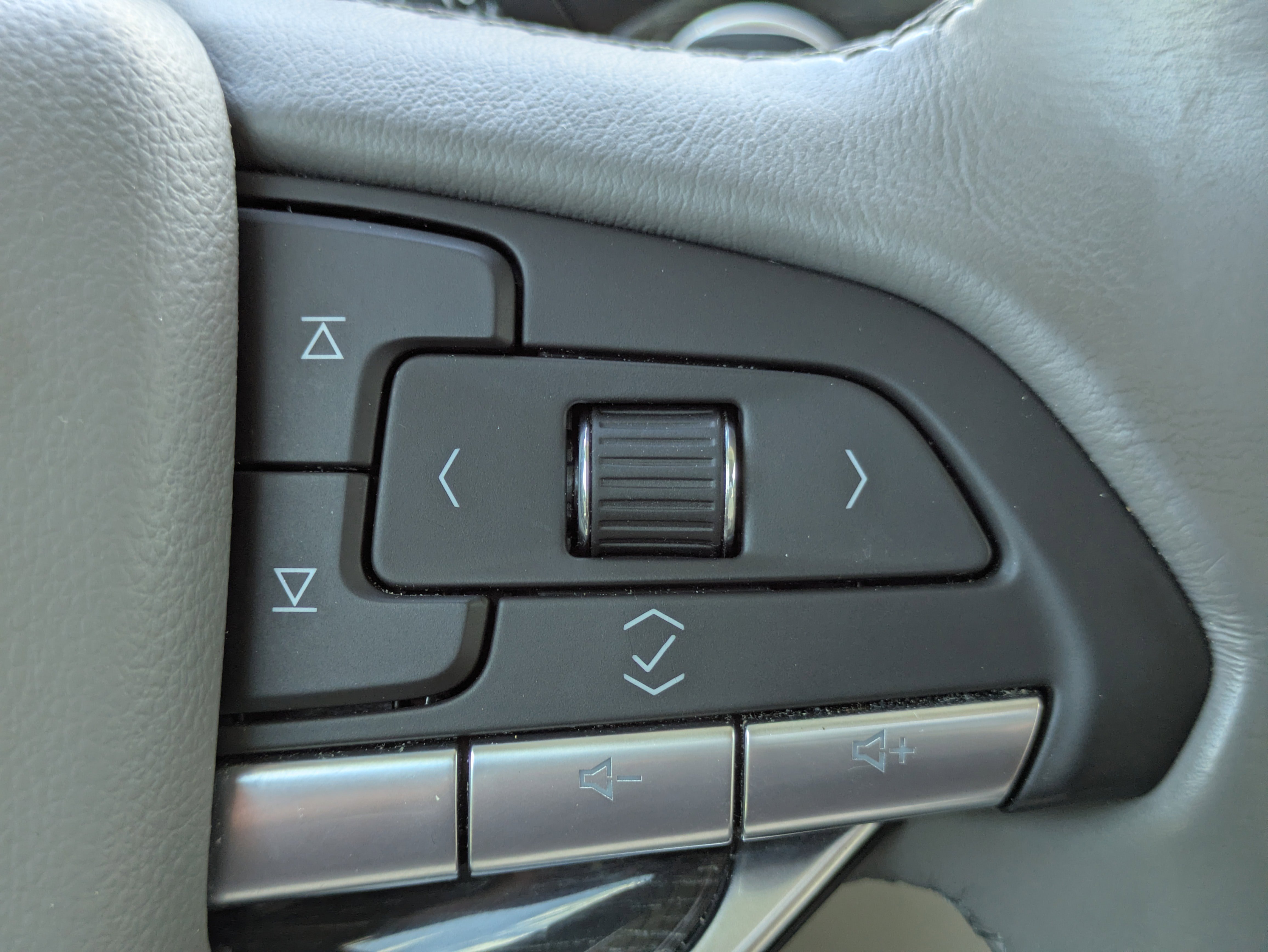 Used 2022 Cadillac XT6 Premium Luxury w/ Technology Package FWD image 17