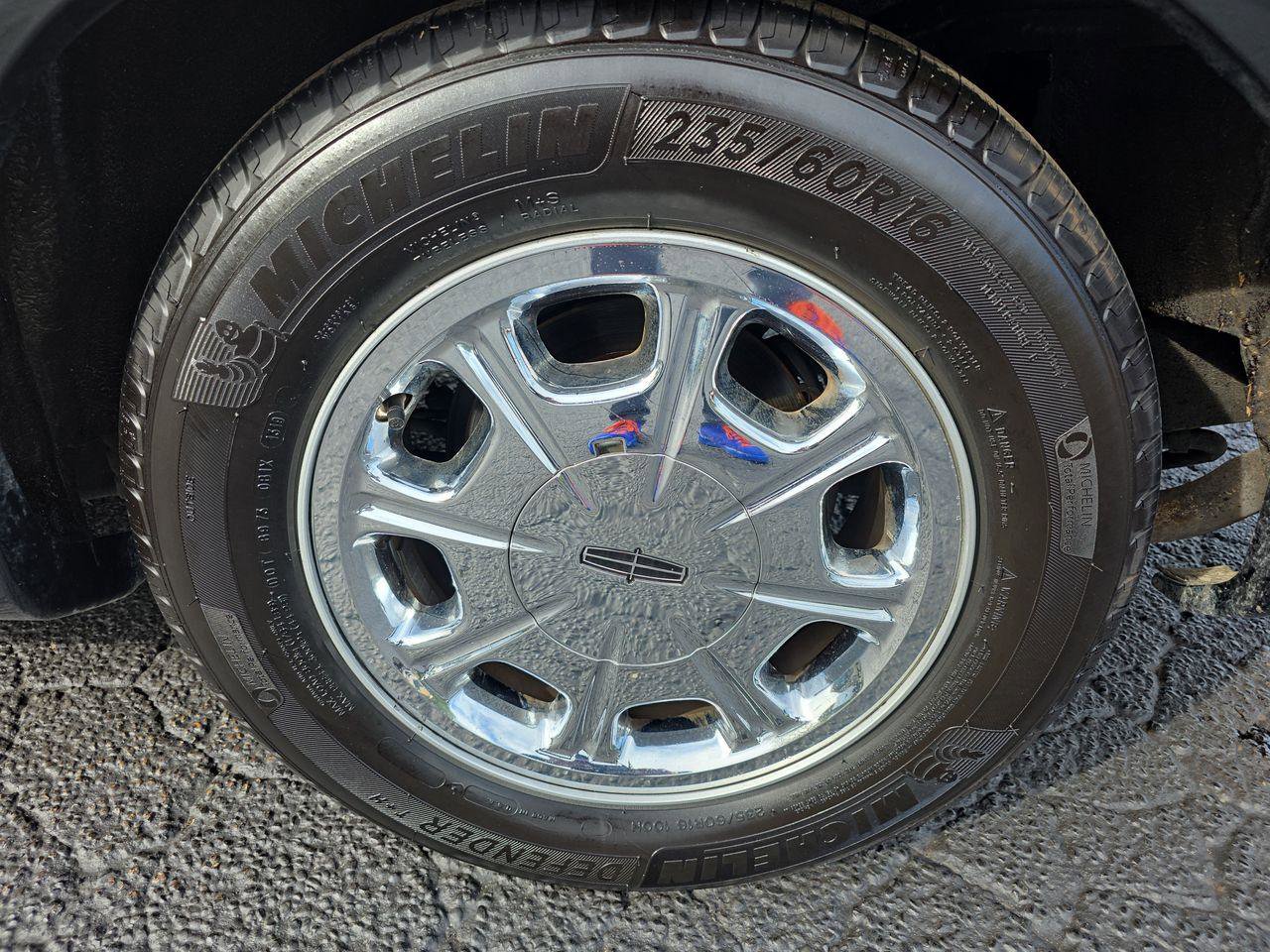 Used 1999 Lincoln Town Car Signature RWD image 32