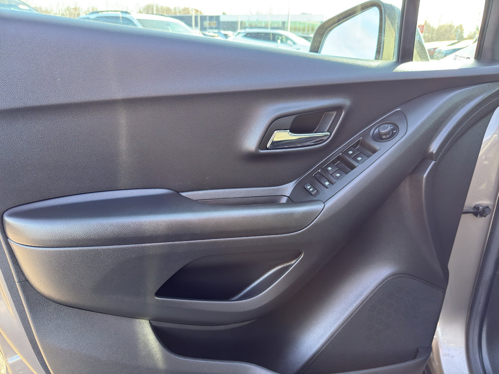 Certified 2022 Chevrolet Trax LT w/ LT Convenience Package image 13