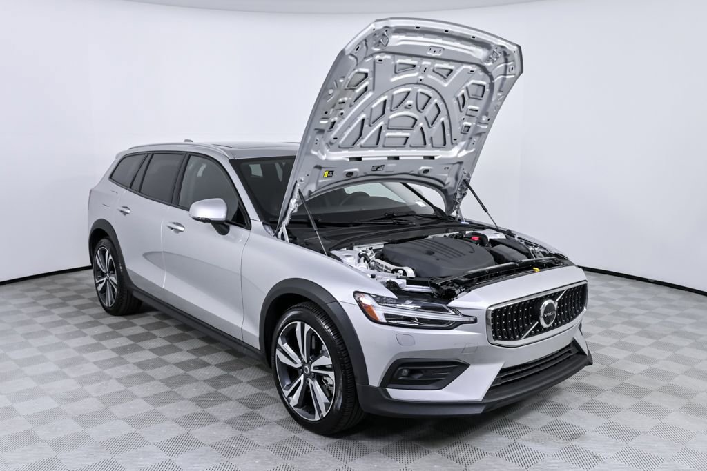 Certified 2025 Volvo V60 B5 Cross Country Plus image 34