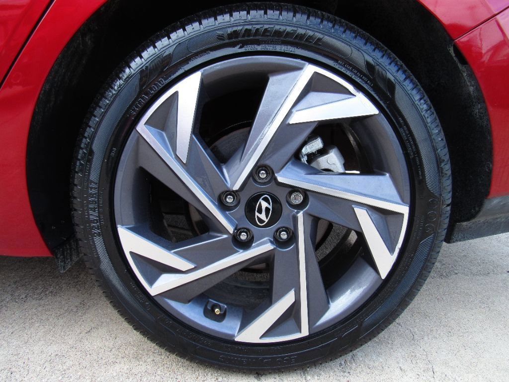 Used 2025 Hyundai Elantra Sport FWD image 17