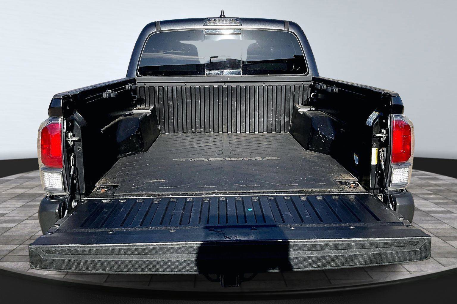 Used 2022 Toyota Tacoma TRD Off-Road image 18