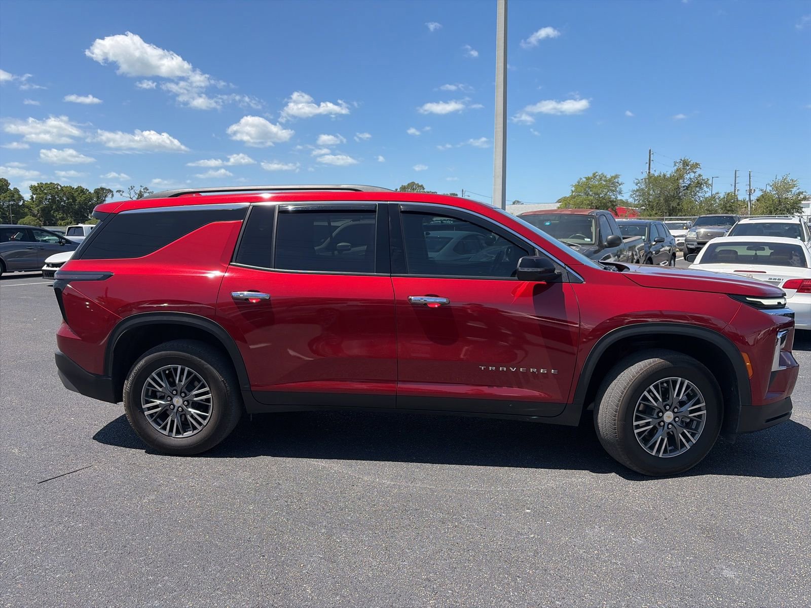Used 2025 Chevrolet Traverse LT FWD image 8
