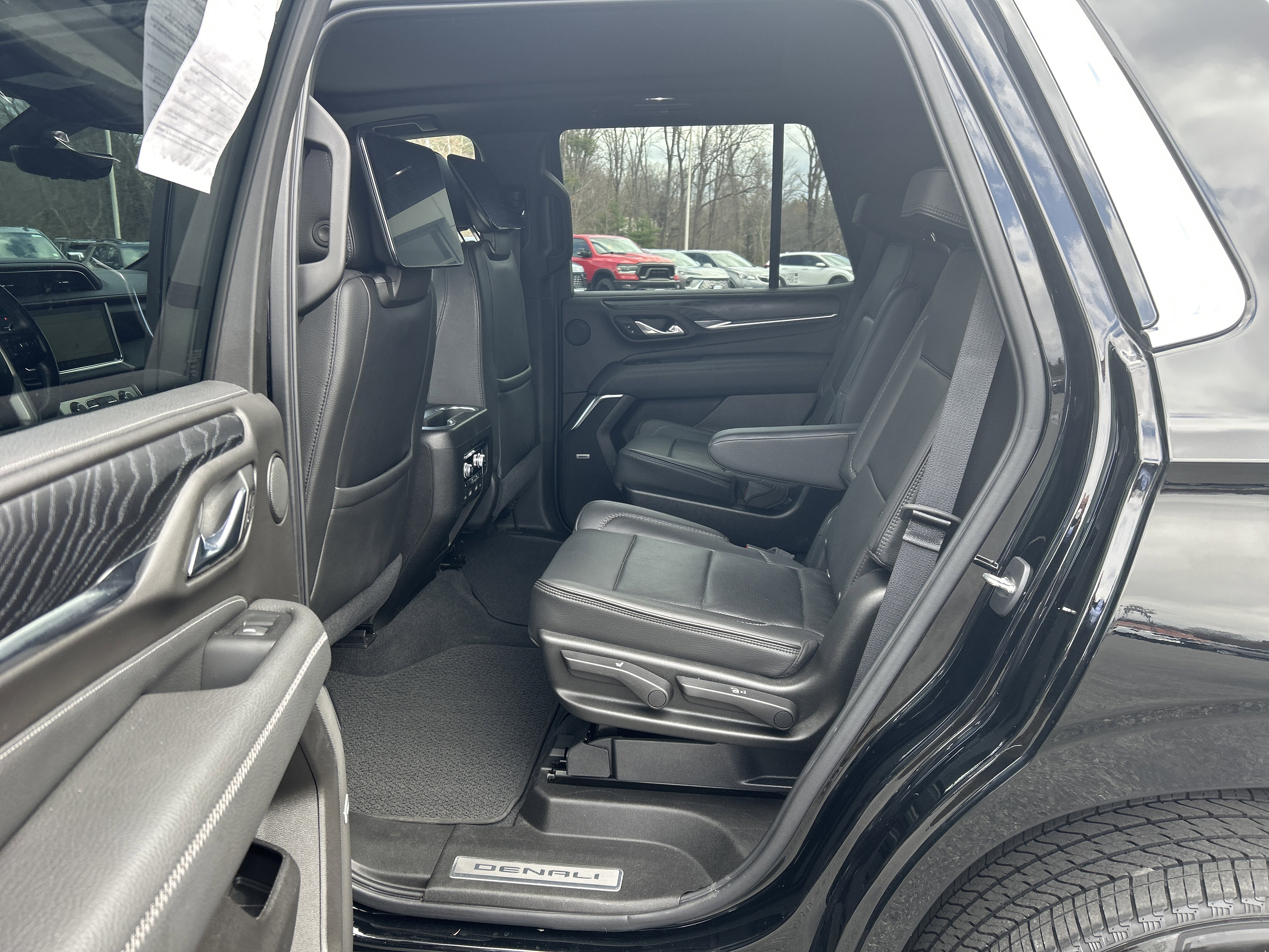 Used 2021 GMC Yukon Denali w/ Denali Premium Package image 18