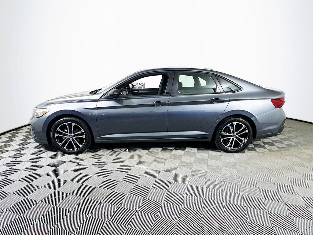 Used 2024 Volkswagen Jetta Sport image 4