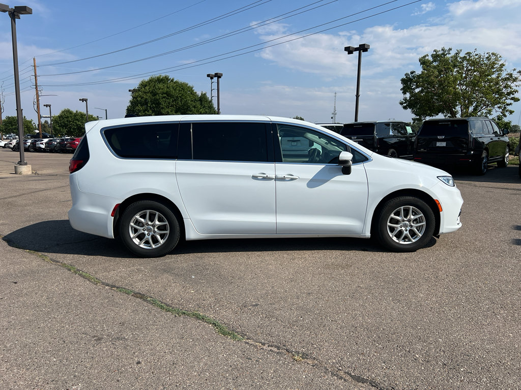 Used 2023 Chrysler Pacifica Touring-L FWD image 14