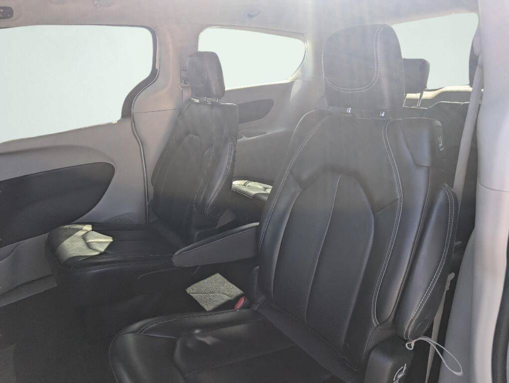 Used 2023 Chrysler Pacifica Touring-L FWD image 16
