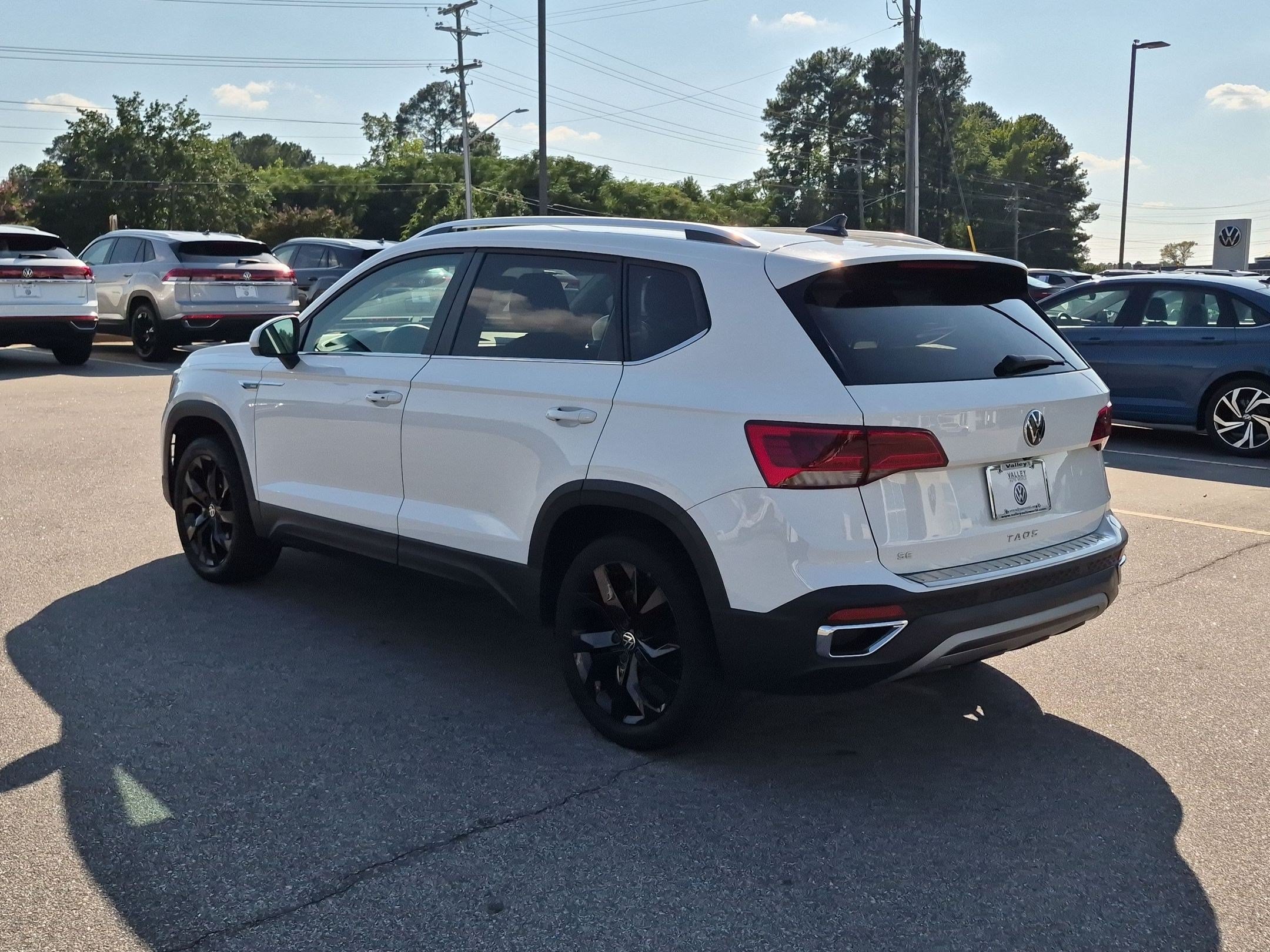 Used 2023 Volkswagen Taos SE w/ Black Wheel Package FWD image 5