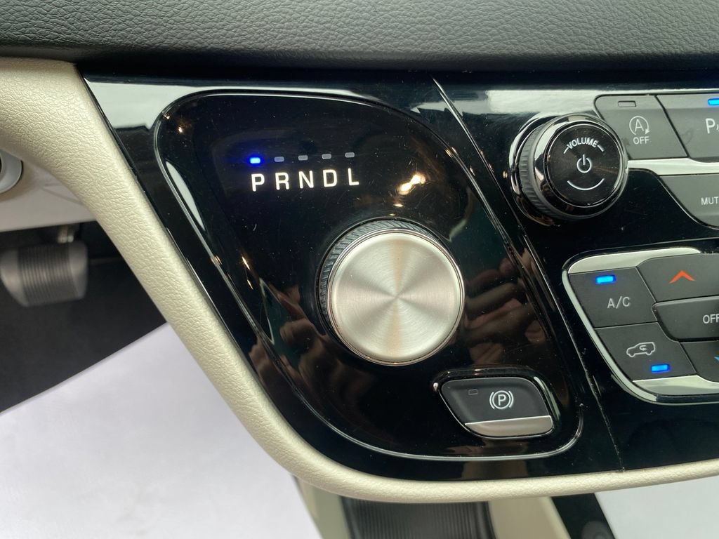 Used 2023 Chrysler Pacifica Touring-L FWD image 23