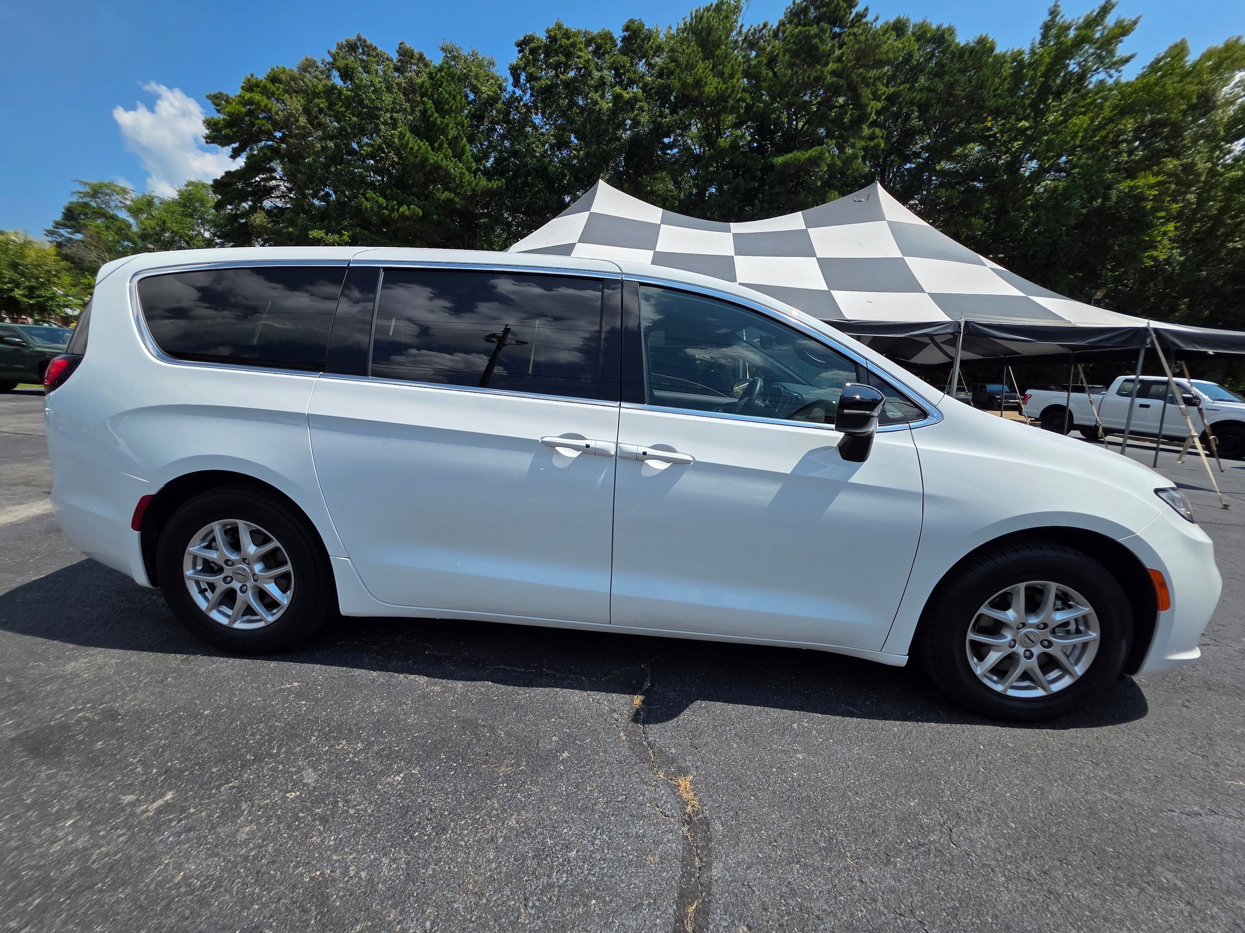Used 2024 Chrysler Pacifica Touring FWD image 4