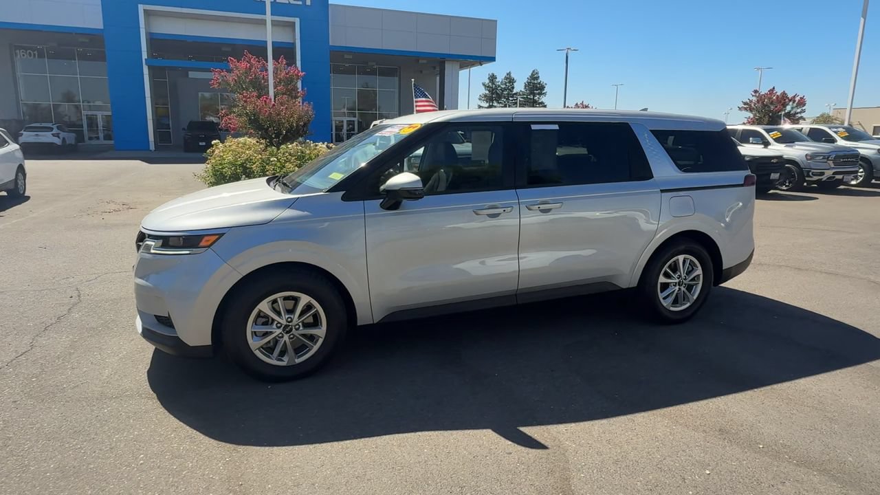 Used 2022 Kia Carnival LX FWD image 3