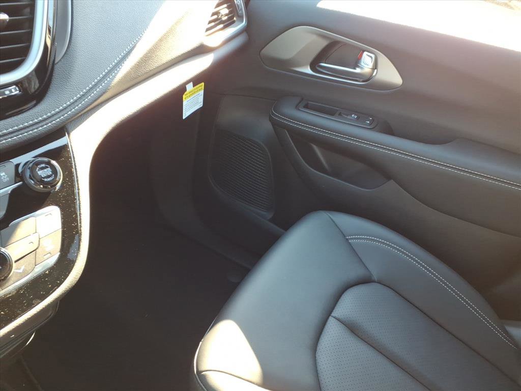 New 2026 Chrysler Pacifica Select image 16
