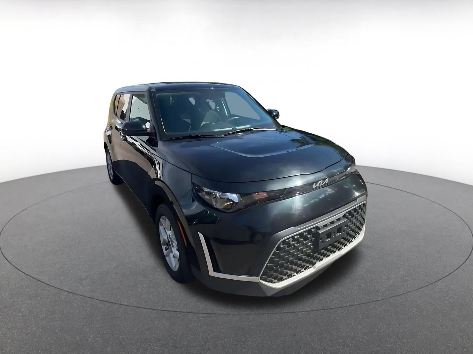 Used 2025 Kia Soul LX w/ LX Technology Package FWD image 3