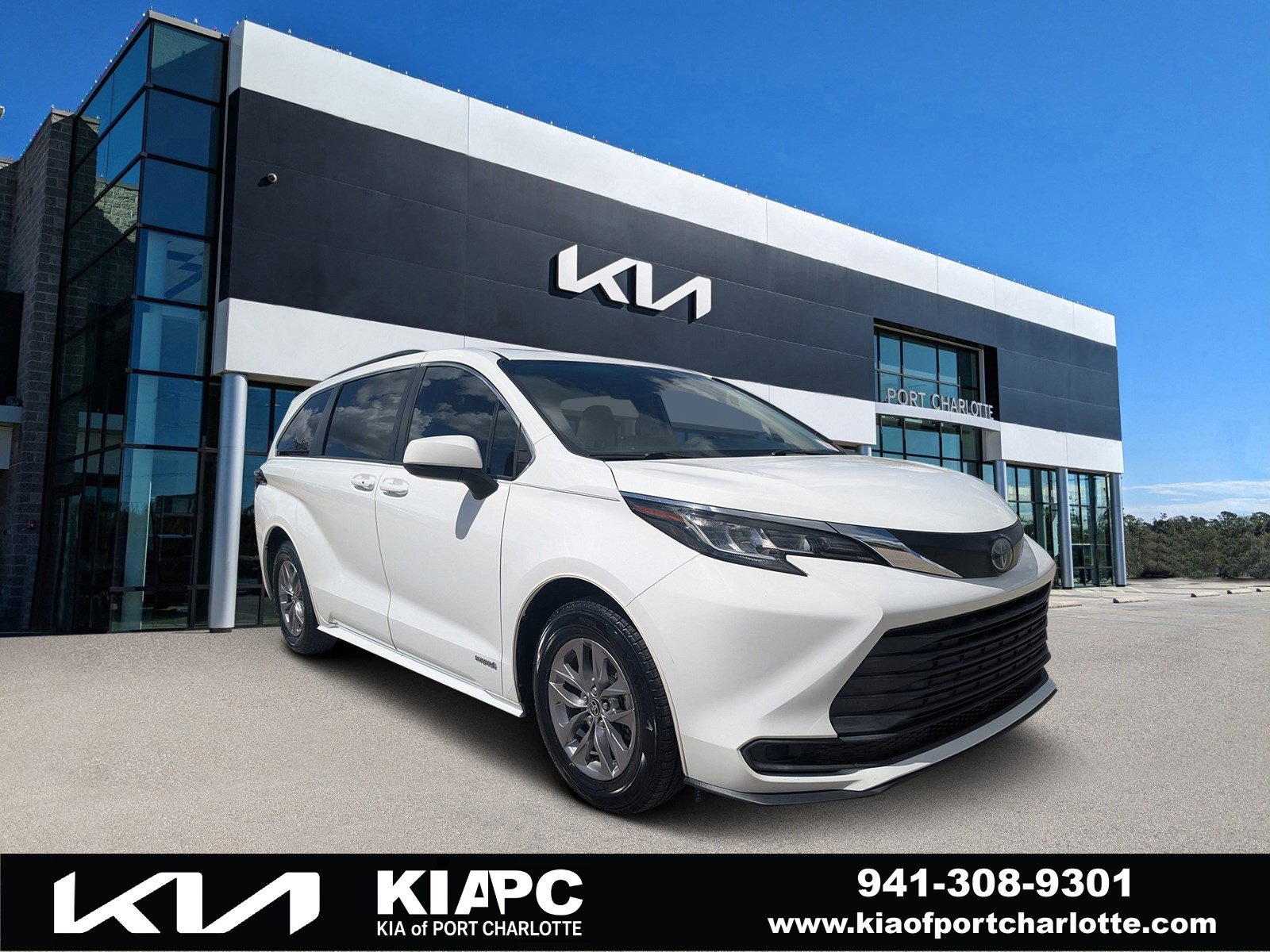 Used 2021 Toyota Sienna LE w/ LE Plus Package image 1