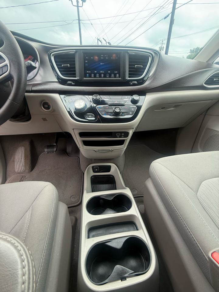 Used 2018 Chrysler Pacifica L FWD image 23