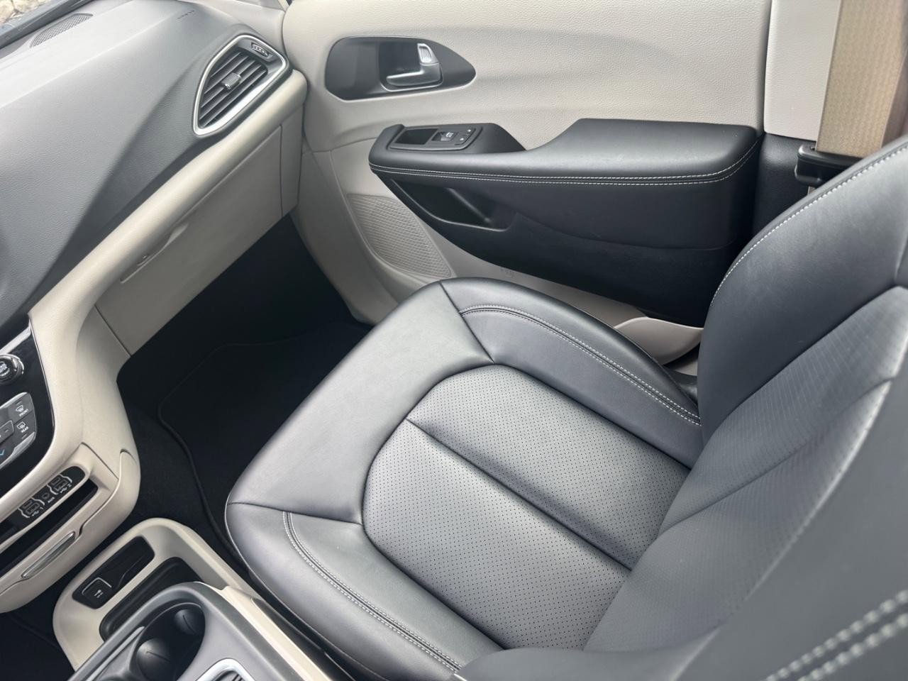 Used 2024 Chrysler Pacifica Touring-L image 20