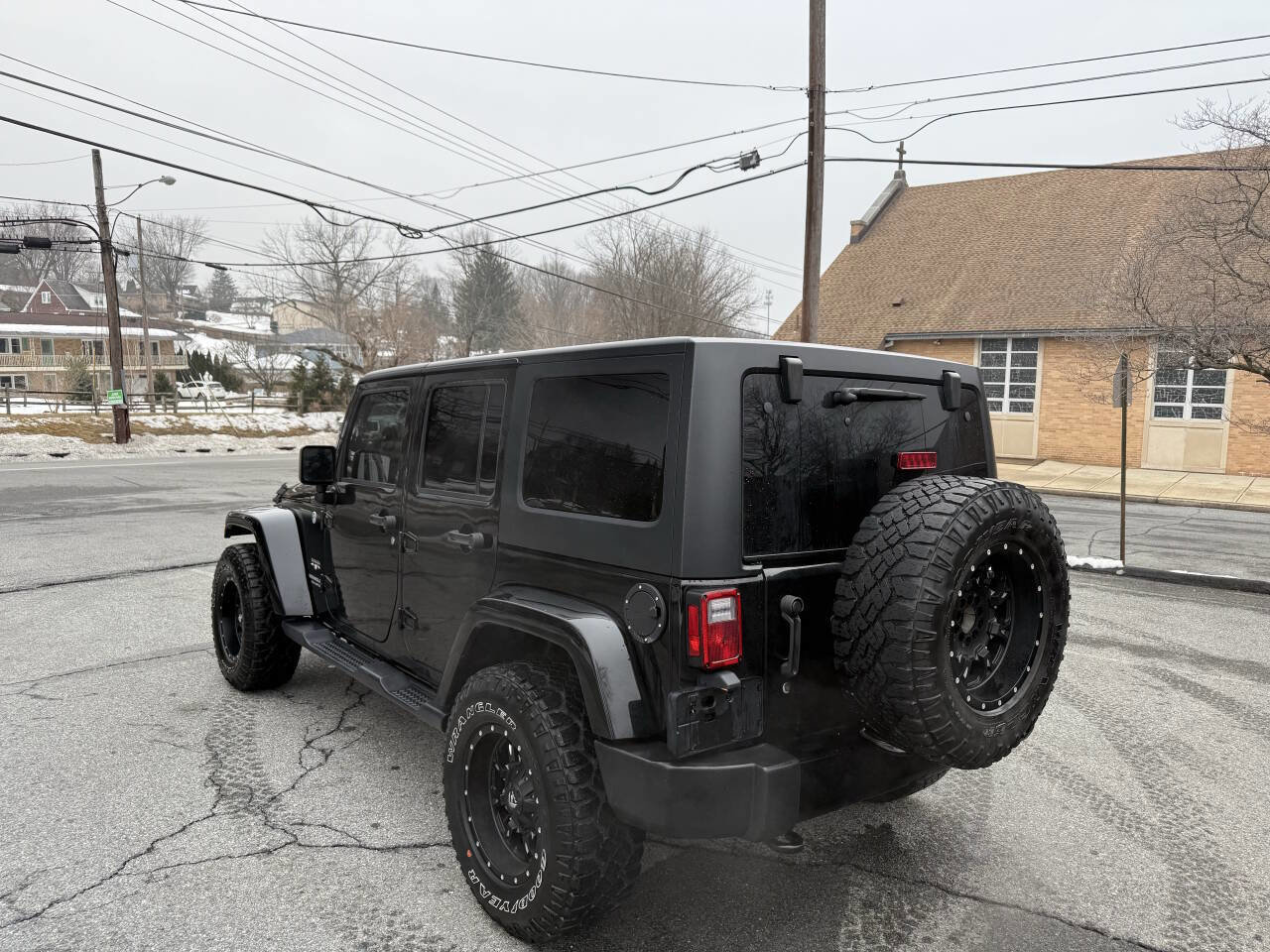 Used 2017 Jeep Wrangler Unlimited Sahara w/ Connectivity Group image 11